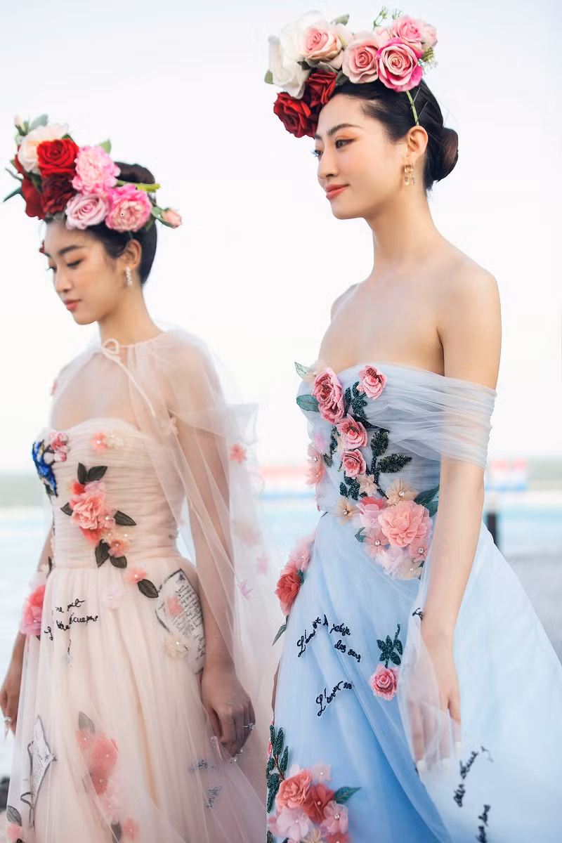 Giữa ồn ào, Hoa hậu Đỗ Mỹ Linh xuất hiện xinh đẹp trên sàn diễn thời trang. Nàng hậu đọ sắc cùng Hoa hậu Lương Thùy Linh.