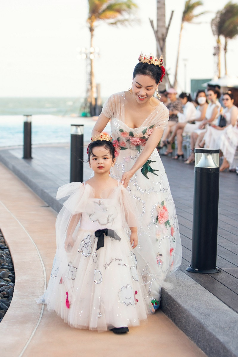 Ngoài Đỗ Mỹ Linh - Lương Thùy Linh, show thời trang còn có sự góp mặt trình diễn của "bà trùm hoa hậu" Phạm Kim Dung.