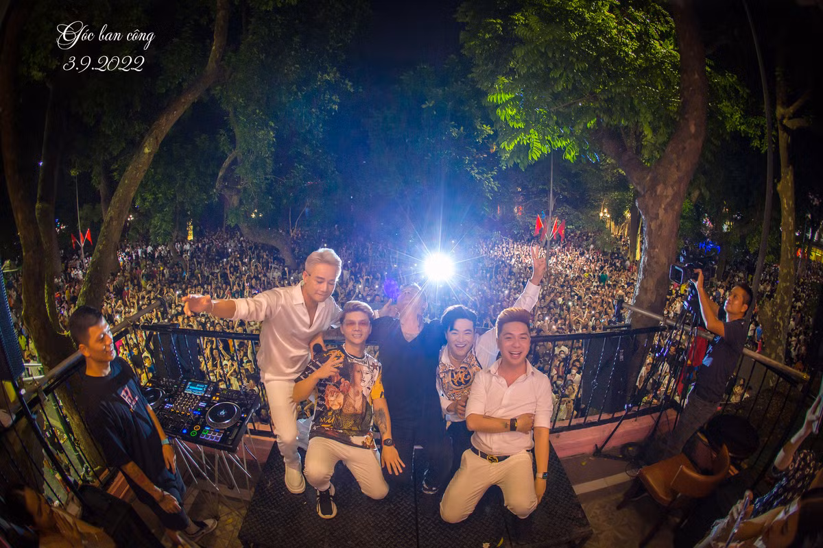 Trước đó, tối 3/9, ca sĩ Tuấn Hưng, Minh Quân và vài anh em ca sĩ đã có buổi biểu diễn miễn phí phục vụ khán giả tại ban công nhà riêng của Tuấn Hưng ở Hàng Khay. Đêm nhạc để lại nhiều dư âm, cảm xúc trong lòng khán giả.