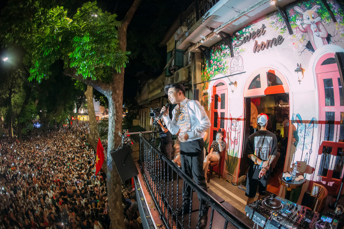 Theo chia sẻ của ca sĩ Minh Quân, buổi biểu diễn của Tuấn Hưng và ê-kíp thu hút gần 10 nghìn khán giả khắp nơi đổ về. Ảnh: FB Minh Quân