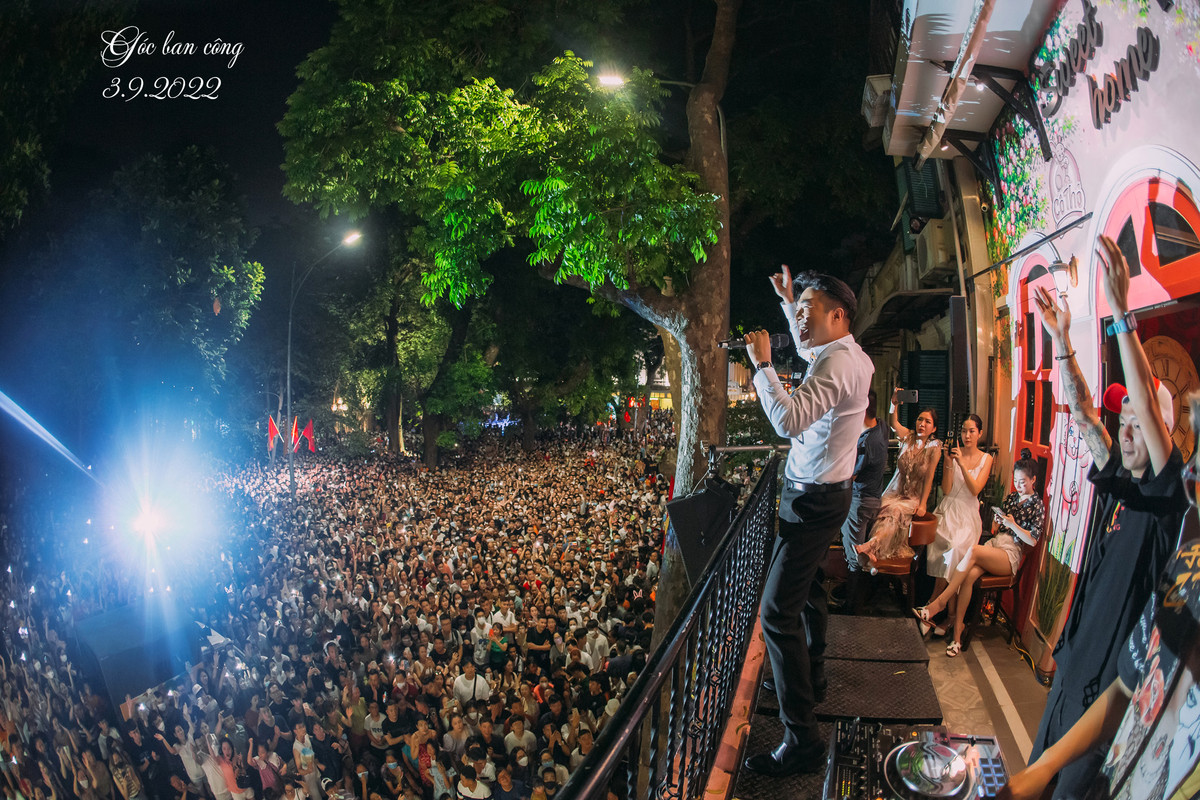 "Đã có lúc tưởng chừng như đêm nhạc phải hủy bỏ vì nhũng yếu tố khách quan, nhưng bằng tình yêu thương của gần 10 nghìn khán giả và bằng sự nỗ lực, quyết tâm của Tuấn Hưng cùng anh em ê-kíp mà ca sĩ chúng mình lại được hát, được sống trong tiếng hò reo cổ vũ hết mình của hàng vạn khán giả...", Minh Quân chia sẻ. Ảnh: FB Minh Quân