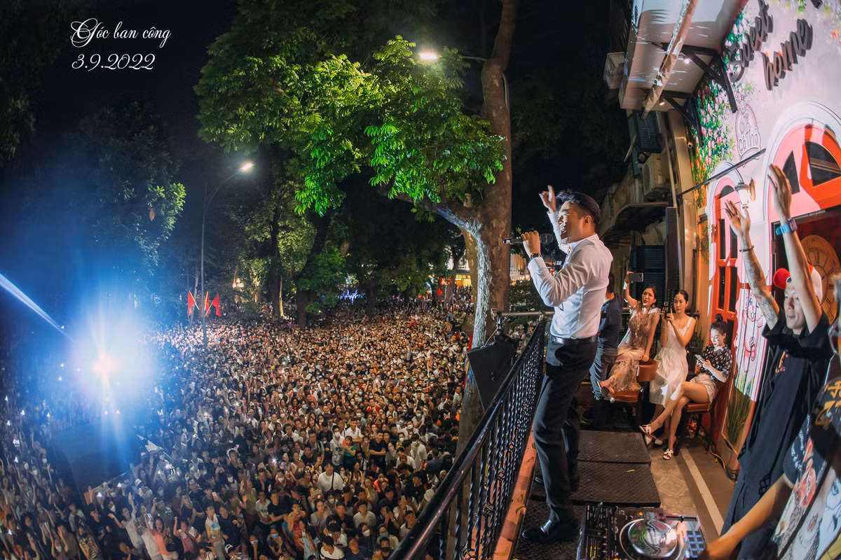 "Đã có lúc tưởng chừng như đêm nhạc phải hủy bỏ vì nhũng yếu tố khách quan, nhưng bằng tình yêu thương của gần 10 nghìn khán giả và bằng sự nỗ lực, quyết tâm của Tuấn Hưng cùng anh em ê-kíp mà ca sĩ chúng mình lại được hát, được sống trong tiếng hò reo cổ vũ hết mình của hàng vạn khán giả...", Minh Quân chia sẻ. Ảnh: FB Minh Quân