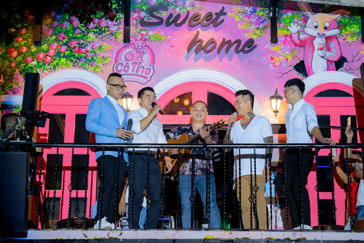 Tuấn Hưng từng chia sẻ về ý tưởng biểu diễn trên góc ban công được nhen nhóm từ cách đây 7 năm: "Khi mới cưới vợ, cả nhà dọn ra một nơi ở mới rộng hơn và đủ phòng sinh hoạt thì căn nhà nhỏ cổ kính này chỉ là nơi ông bà nội Son - Hào - Sâm về chơi với bà con xóm phố mỗi ngày. Thế rồi một đêm say nằm vắt tay lên trán tự hỏi: nếu vài năm nữa không ai nghe mình hát nữa thì mình sẽ phải có chỗ nào để thỏa đam mê chứ? Được đi nhiều và trải nghiệm nhiều, mình quyết định dựng căn nhà nhỏ thành một sân khấu nhỏ. Thi thoảng tự tổ chức show của mình hát. Thế rồi phố đi bộ được hình thành, tự nhiên đang hát trong nhà ngó ra ban công thấy khán giả đứng dưới ngó lên và chờ mình xuất hiện. Máu nghệ sĩ nổi lên, đánh liều mang micro ra hét, mọi người ở dưới phấn khích và chính điều đó bắt đầu nung nấu hình thành một kiểu sân khấu mang tính cống hiến".