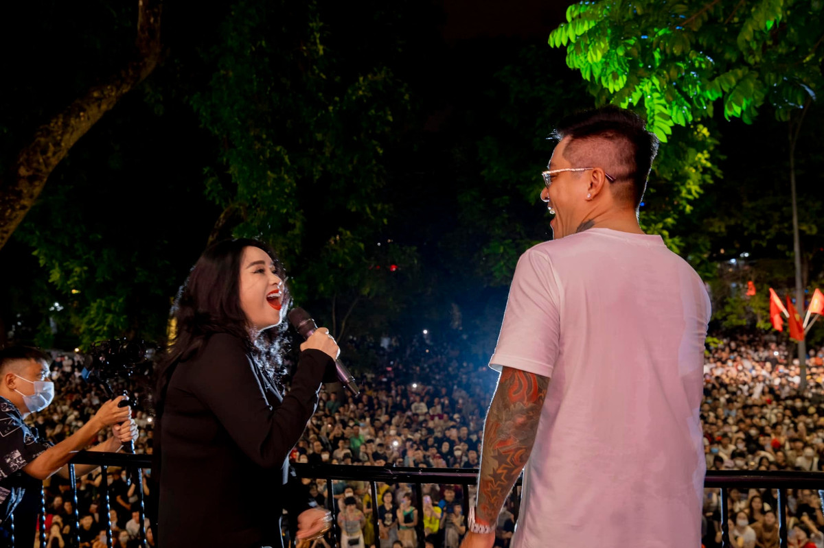 Không chỉ Minh Quân, ca sĩ Thanh Lam cũng từng hát trên ban công nhà Tuấn Hưng.