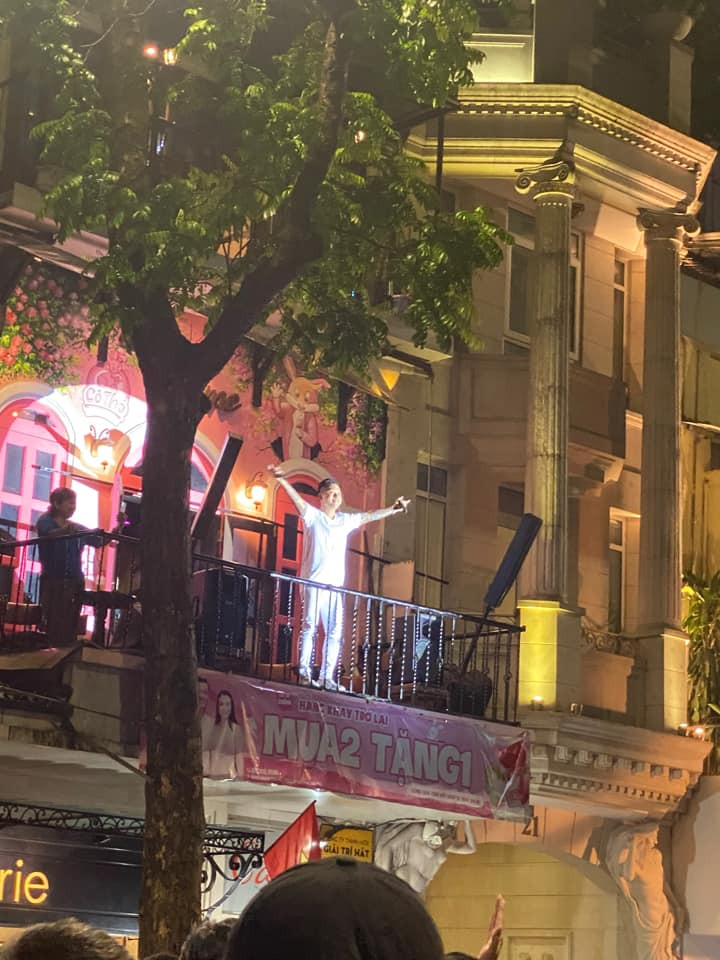  Hình ảnh Tuấn Hưng hát trên ban công nhà riêng được khán giả chụp lại và chia sẻ.