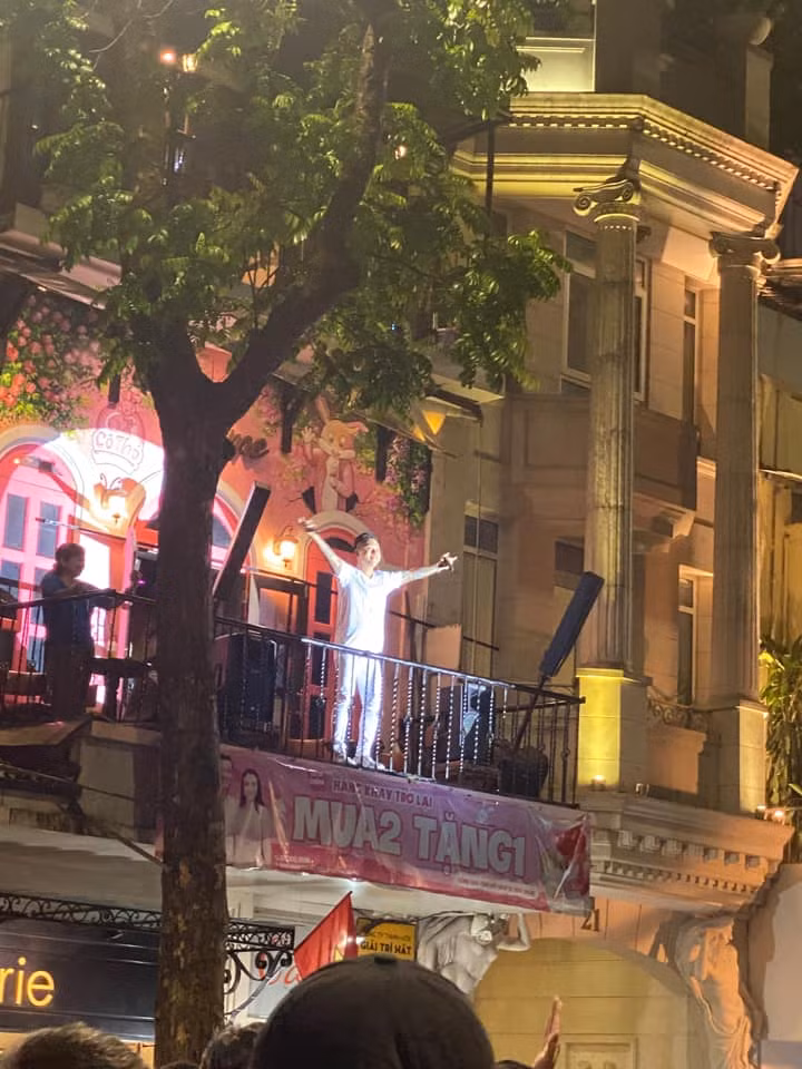  Hình ảnh Tuấn Hưng hát trên ban công nhà riêng được khán giả chụp lại và chia sẻ.