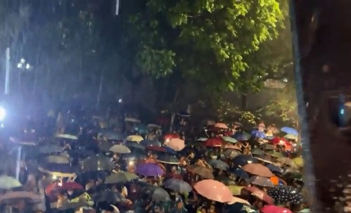 Bất chấp trời mưa tầm tã, khán giả vẫn "quẩy" cùng thần tượng.