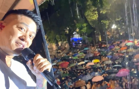 Tuấn Hưng "cháy hết mình" cùng khán giả. Nam ca sĩ thể hiện những ca khúc gắn liền với tên tuổi như: "Độc thoại", "Nắm lấy tay anh", "Tìm lại bầu trời",…