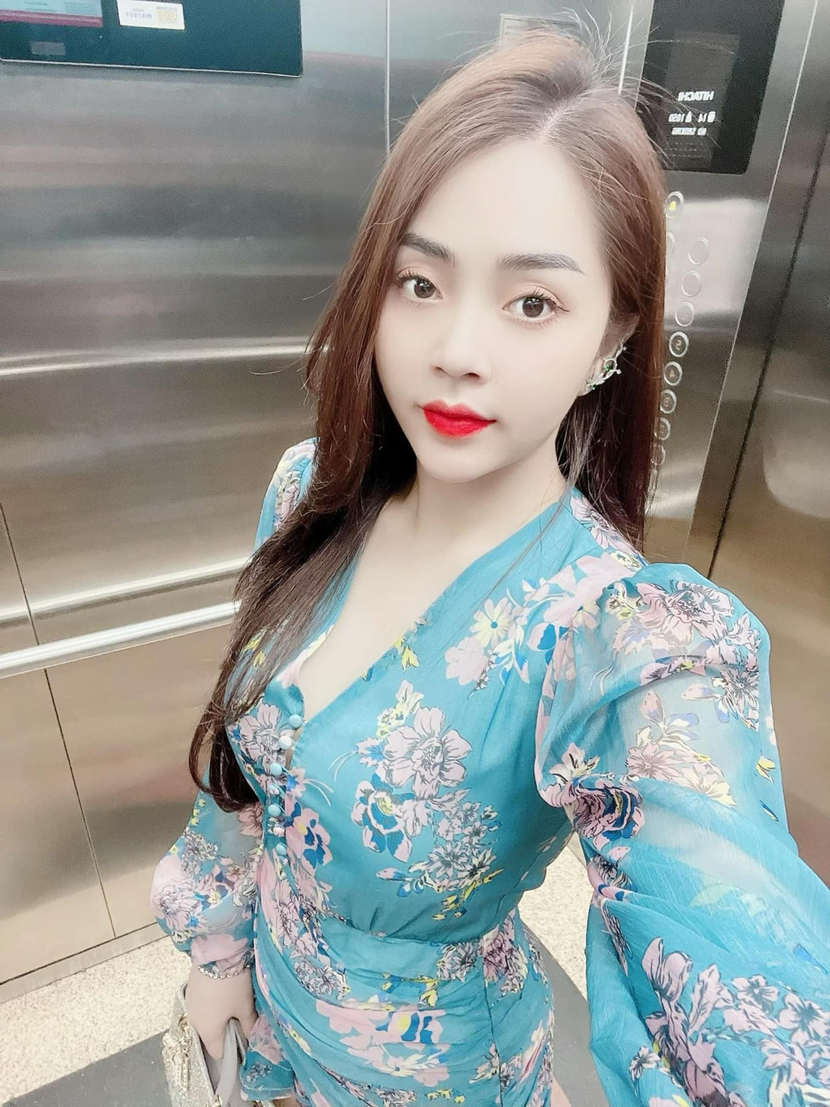 Khánh Thy từng tham gia chương trình Ban nhạc quyền năng của Đài TH Vĩnh Long vào năm 2019.