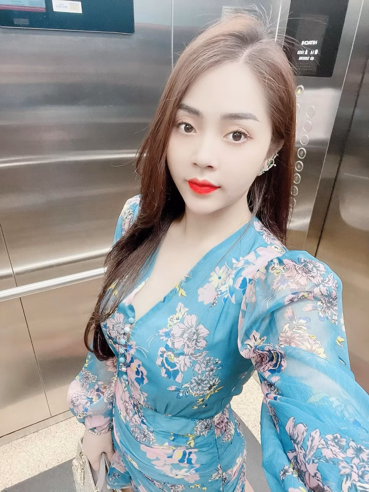 Khánh Thy từng tham gia chương trình Ban nhạc quyền năng của Đài TH Vĩnh Long vào năm 2019.