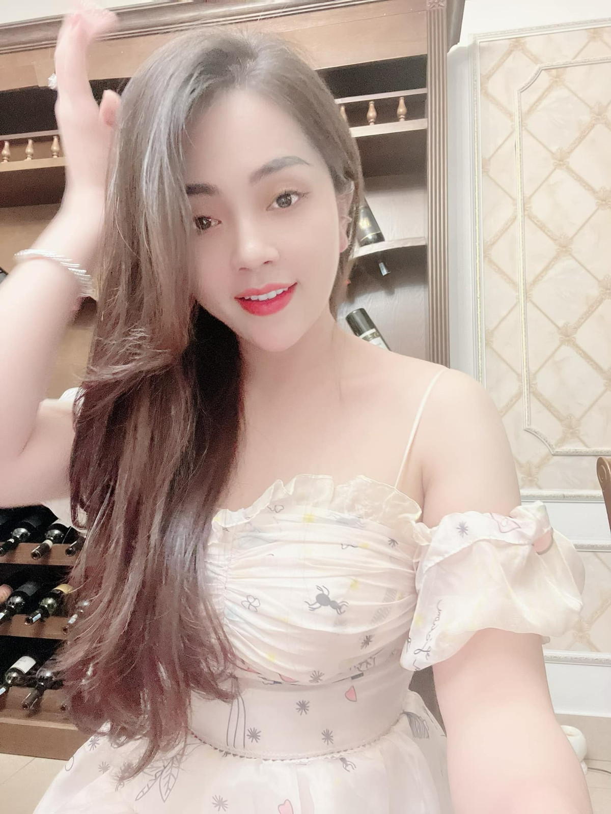 "Sự việc trên cho thấy cả nghệ sĩ và ê-kíp đều coi thường khán giả. Sự cẩu thả này bình thường đã không chấp nhận được, tại một chương trình chính thống, phát trực tiếp trong một dịp đặc biệt như lễ Quốc khánh lại càng là việc trầm trọng", đạo diễn Huỳnh Tấn Phát chia sẻ trên Dân Việt về phần biểu diễn của Khánh Thy.
