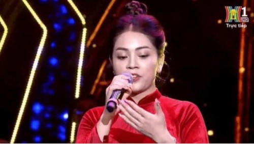 Trong chương trình, thể hiện ca khúc "Mười chín tháng Tám" - một sáng tác của nhạc sĩ Xuân Oanh, Khánh Thy khiến khán giả thất vọng khi nhiều lần quên lời phải nhìn xuống bàn tay có chép sẵn lời bài hát.