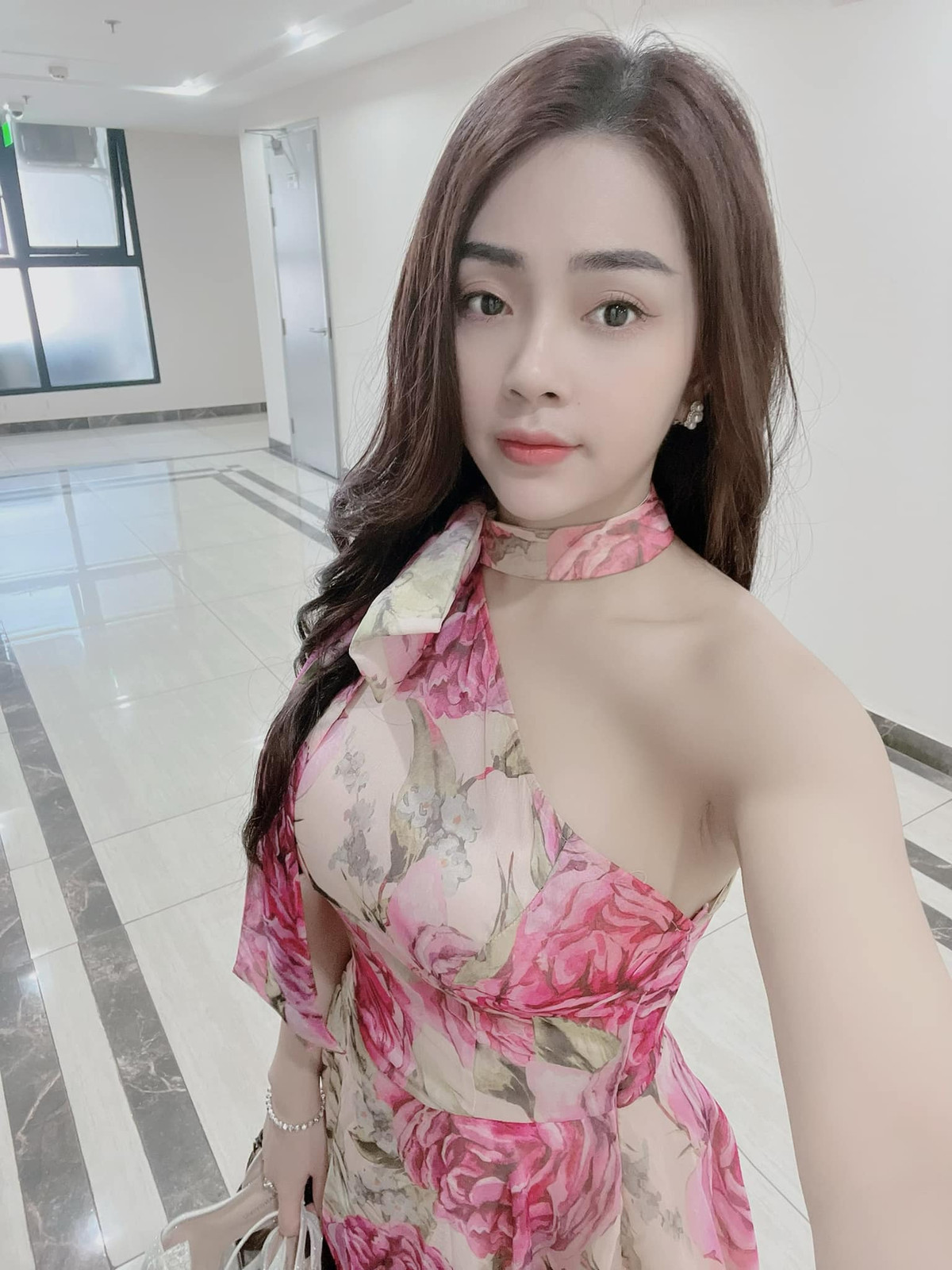 Giữa ồn ào hát quên lời trong chương trình phát sóng trực tiếp, hiện Khánh Thy vẫn chưa lên tiếng.