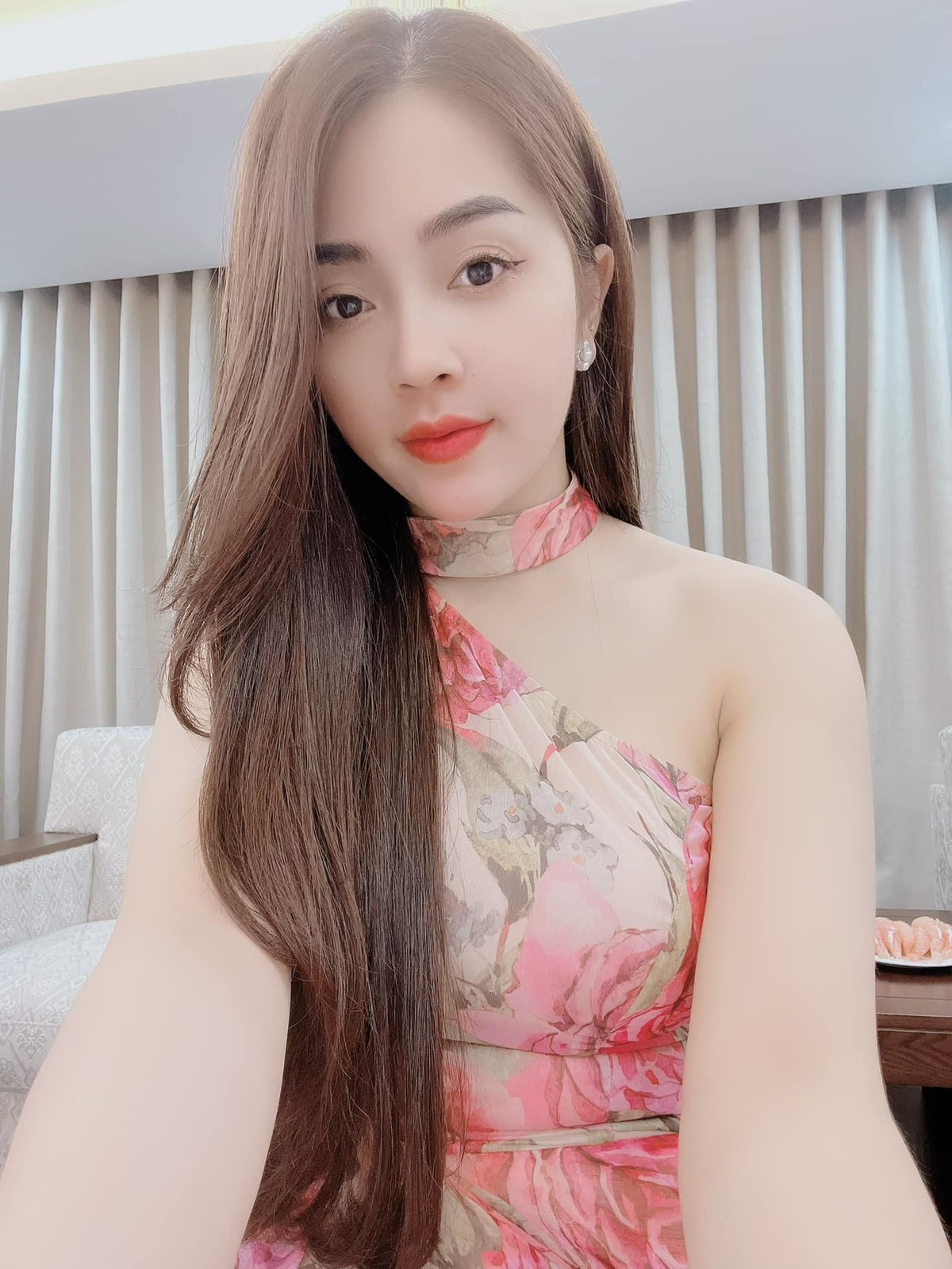 Trên trang cá nhân Khánh Thy chăm chỉ chia sẻ hình ảnh bản thân.