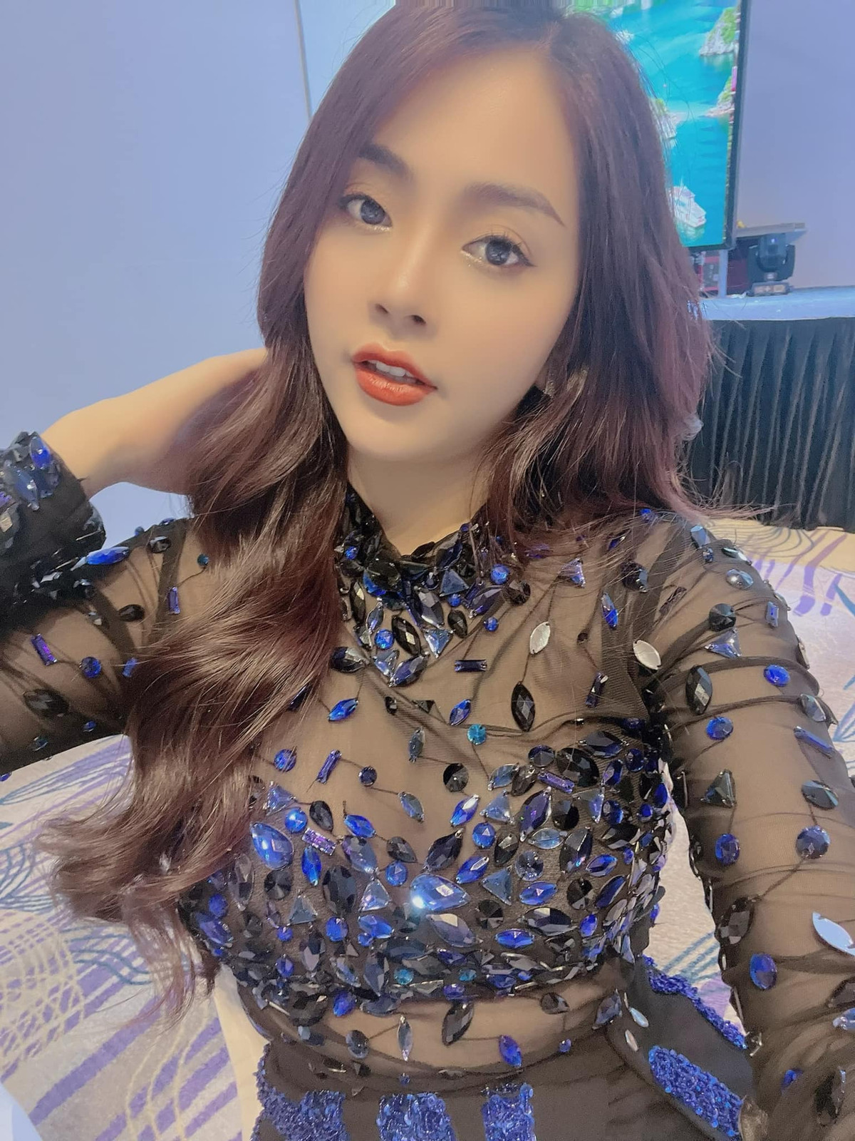 Nữ ca sĩ sở hữu nhan sắc xinh đẹp, vóc dáng gợi cảm.