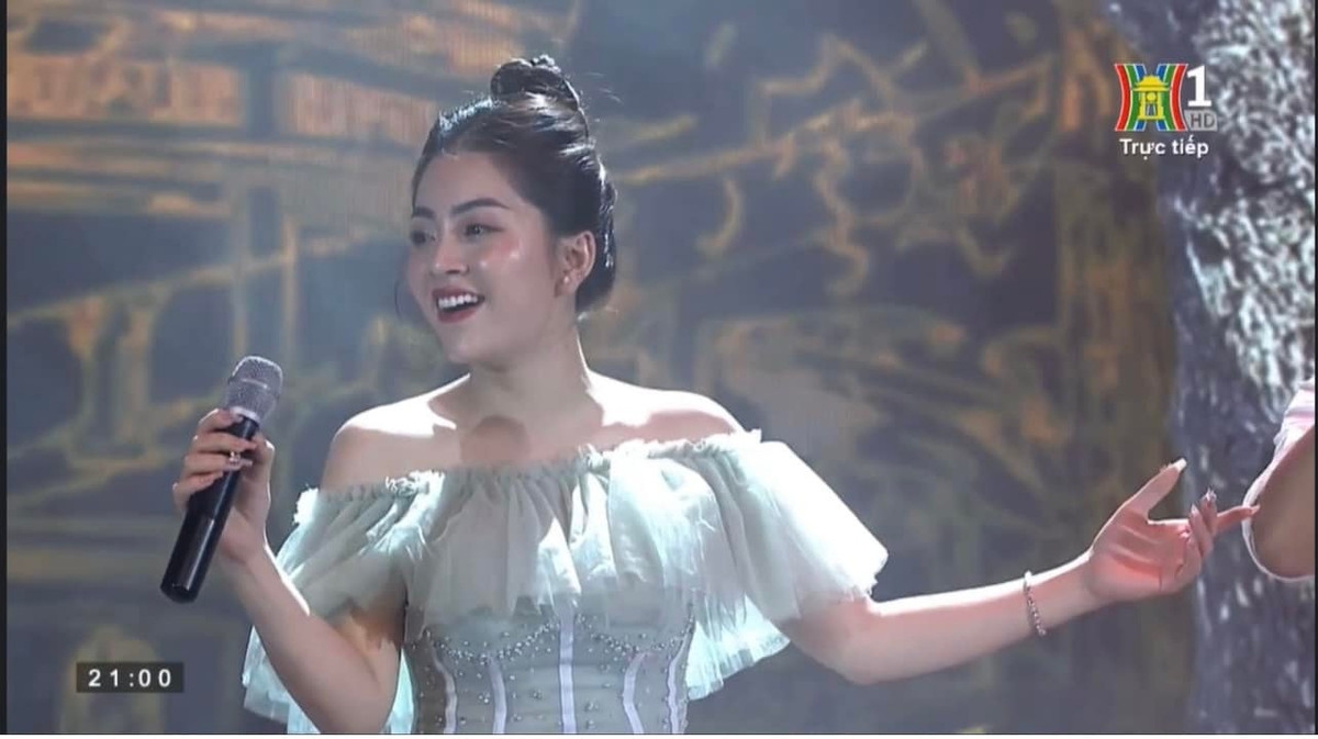 Trên các diễn đàn, nhiều khán giả chỉ trích nữ ca sĩ làm việc thiếu chuyên nghiệp, coi thường khán giả.