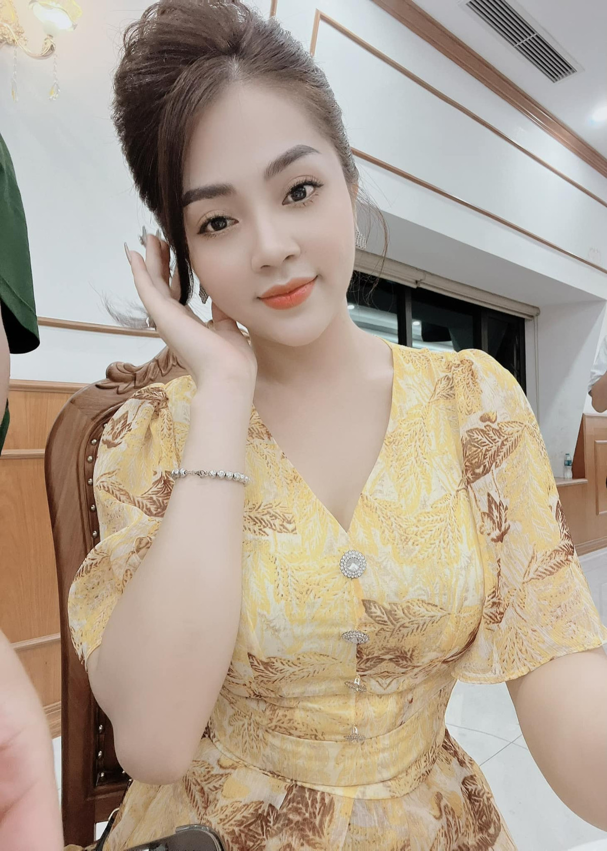 Không chỉ "ném đá" ca sĩ hát quên lời, nhiều khán giả cũng phê phán ê-kíp chương trình làm việc cẩu thả khi để xảy ra lỗi trong chương trình truyền hình trực tiếp.