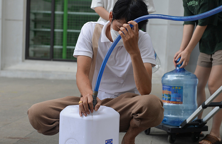 "Nước sạch vẫn chưa về, sáng 23/9 công ty cấp nước có tới mở đồng hồ để kiểm tra thì vẫn chưa có nước ở đầu đồng hồ. Hiện chúng tôi đang theo dõi liên tục để xem khi nào có nước, thấy cư dân phải đi lấy nước như này cũng rất vất vả...", ông Nguyễn Hoàng Tùng chia sẻ.