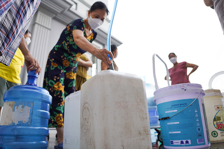 "Cuộc sống sinh hoạt trong các gia đình đều bị đảo lộn do phải mất thời gian đi hứng nước", chị Hoàng Thị An sống tại chung cư cho hay.