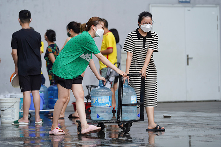 Người dân tận dụng mọi vật dụng có thể để đựng nước chở về.