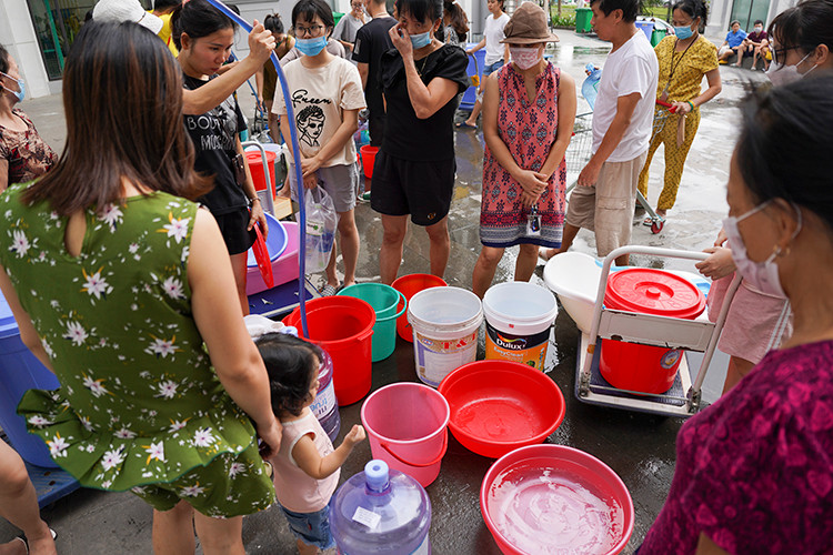 Mỗi téc chứa được 3 khối nước. Nếu vẫn tiếp diễn việc mất nước sắp tới bên công ty nước sạch phải có xe chở nước sạch đến phục vụ người dân.