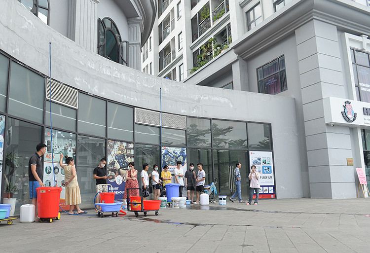 Để đảm bảo cấp nước an toàn, Công ty cổ phần Đầu tư nước sạch Sông Đà (Viwasupco) đã chủ động dừng Nhà máy để tiến hành kiểm tra, xử lý; dự kiến chiều 22/9 VIWASUPCO sẽ cấp nước trở lại cho người dân. Tuy nhiên, theo ghi nhận của phóng viên, đến 18h ngày 23/9, tại khu chung cư Hateco Apollo Xuân Phương trên địa bàn quận Nam Từ Liêm, Hà Nội vẫn chưa có nước sạch để dùng.