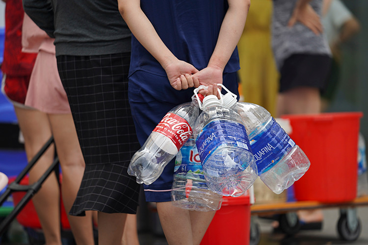 Đủ loại chai, lọ, bình... để đựng nước.