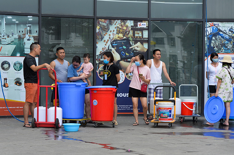 Ông Nguyễn Hoàng Tùng - Ban quản lý toà nhà Hateco cho biết, vào chiều qua đơn vị có nhận được thông báo về việc cấp nước sạch trở lại cho khu chung cư Hateco nhưng đến tận trưa nay vẫn chưa có nước về tới khu vực này. Để giải quyết khó khăn trước mắt, hiện Ban quản lý toà nhà đã cho đặt 4 téc nước ở 2 địa điểm tại khu chung cư Hateco để cư dân có nước sinh hoạt.
