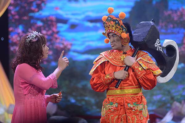 Bắc Đẩu 'hiện nguyên hình' trong bộ áo dài hồng nữ tính đính đá trên sân khấu Táo Quân 2013.