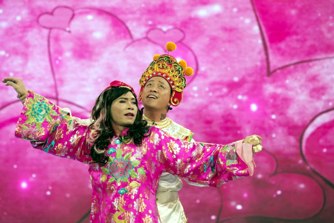 Bắc Đẩu diện áo thêu hoa bướm sặc sỡ với tóc uốn đeo nơ trên sân khấu Táo Quân 2015.