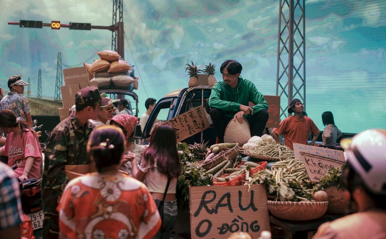 Den Vau hoa Minh Rau ban rau trong MV cua Hoang Thuy Linh-Hinh-4