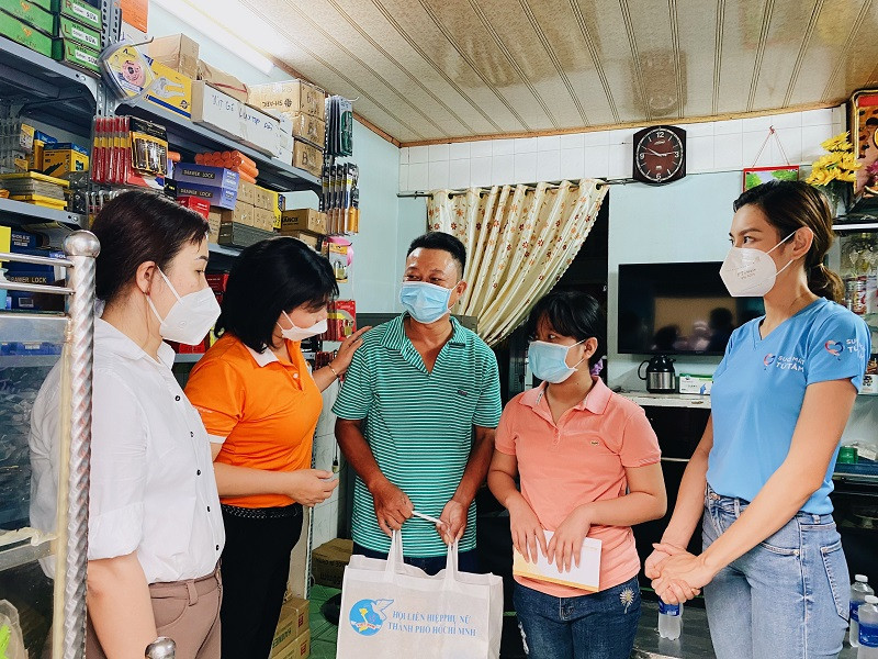Trong buổi lễ chào đón nàng hậu tại sân vận động Phú Thọ, Thùy Tiên đã công bố nhiều dự án như bảo trợ 15 trẻ mồ côi do COVID-19 đến năm 18 tuổi, trao tặng khu vui chơi cho trẻ em tại huyện Củ Chi và tỉnh Cao Bằng, tặng 30 phần học bổng cho học sinh nghèo hiếu học và 53 phần quà cho bà con khó khăn tại xã Phạm Văn Cội huyện Củ Chi, trao tặng vốn phát triển kinh tế cho 20 phụ nữ khó khăn ở TPHCM.