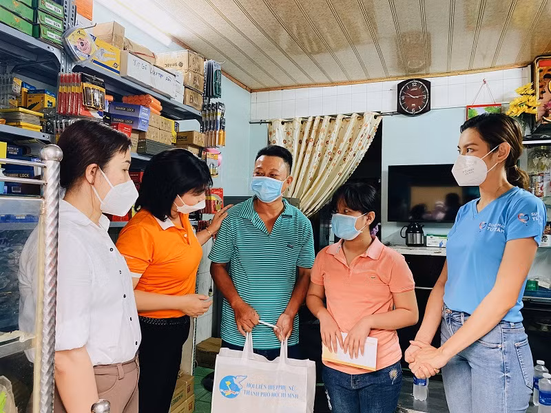 Trong buổi lễ chào đón nàng hậu tại sân vận động Phú Thọ, Thùy Tiên đã công bố nhiều dự án như bảo trợ 15 trẻ mồ côi do COVID-19 đến năm 18 tuổi, trao tặng khu vui chơi cho trẻ em tại huyện Củ Chi và tỉnh Cao Bằng, tặng 30 phần học bổng cho học sinh nghèo hiếu học và 53 phần quà cho bà con khó khăn tại xã Phạm Văn Cội huyện Củ Chi, trao tặng vốn phát triển kinh tế cho 20 phụ nữ khó khăn ở TPHCM.