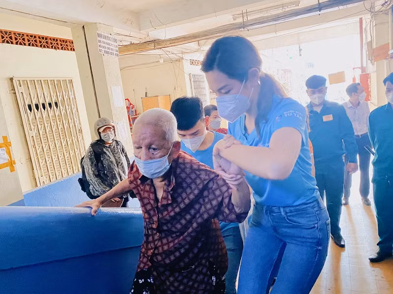 Trong quá trình di chuyển, hình ảnh nàng hậu giúp đỡ những người phụ nữ bán hàng rong và dìu một bà cụ lên cầu thang nhận được nhiều sự khen ngợi.