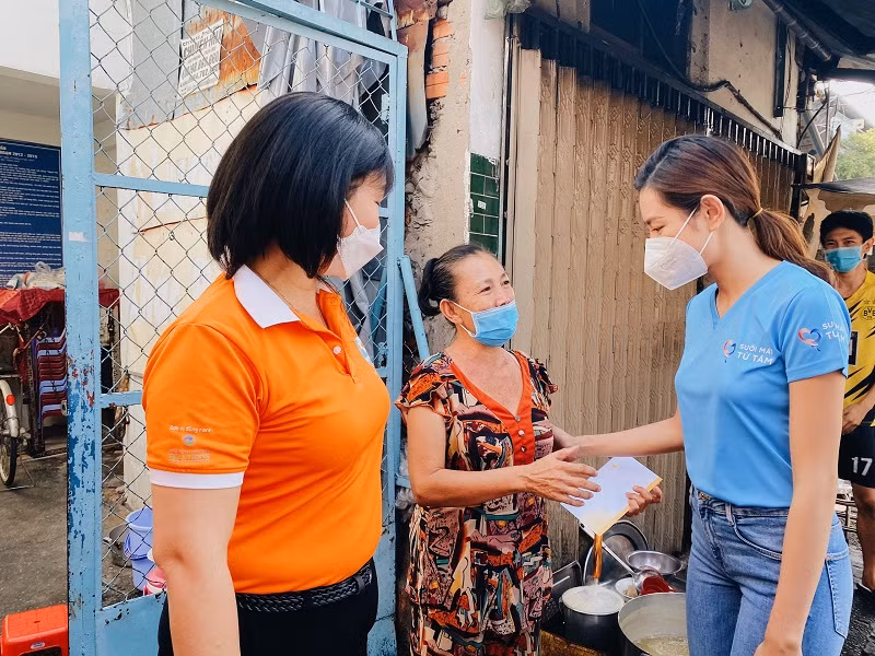 Nàng hậu đã đi đến các hộ dân đang sinh sống tại quận 4, quận 10, quận 11. Trong đó có 2 bé mồ côi cha hoặc mẹ được chu cấp 1,5 - 2 triệu/ tháng và hỗ trợ vốn phát triển kinh tế cho 2 phụ nữ với công việc bán hàng rong, bán vé số...