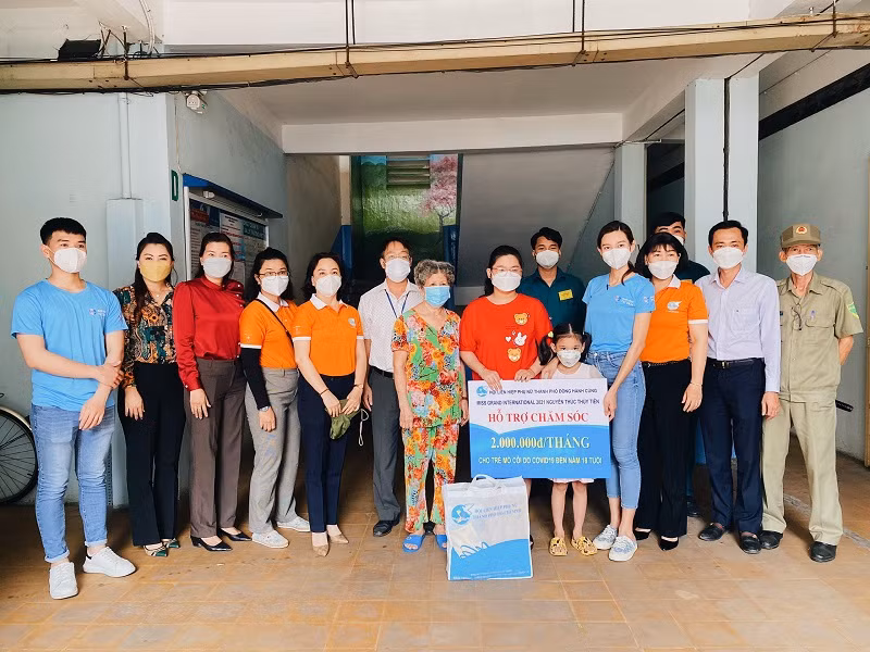 Hoa hậu Nguyễn Thúc Thùy Tiên giản dị đi từ thiện sau đăng quang Hoa hau Nguyen Thuc Thuy Tien gian di di tu thien sau dang quang