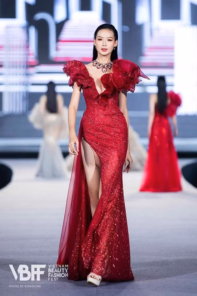 Đặc biệt, đôi chân thon dài, thẳng tắp của người đẹp sinh năm 2001 khiến nhiều người phải ghen tỵ.