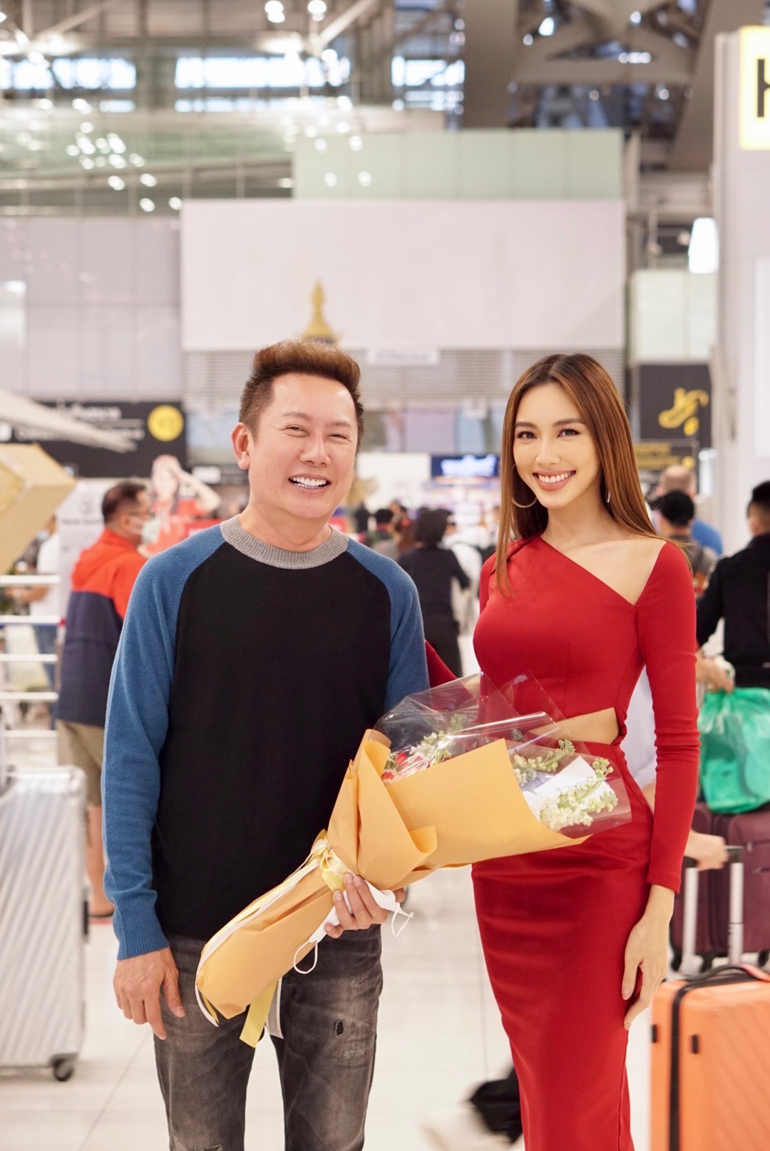 Tại đây, Chủ tịch Miss Grand International - Mr. Nawat, Phó chủ tịch cuộc thi - Mrs. Teresa cùng nhiều khán giả Thái Lan cũng có mặt để tiễn Thùy Tiên.