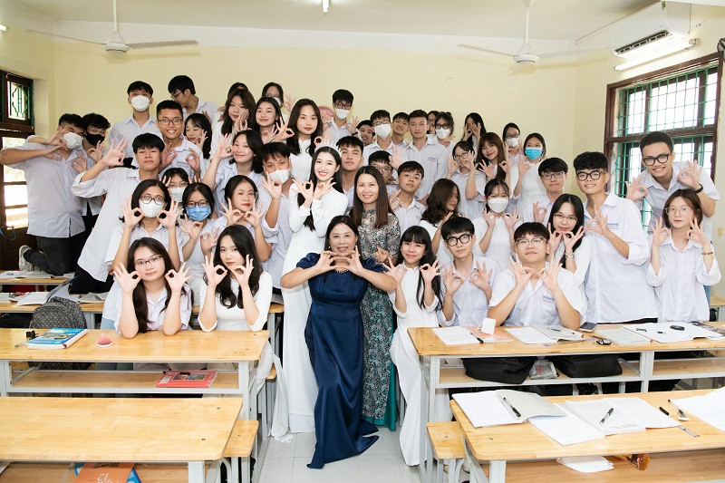 Phương Nhi nhận được sự chào đón nồng nhiệt của thầy cô, các bạn học sinh khi vừa xuất hiện tại buổi lễ khai giảng năm học năm nay.