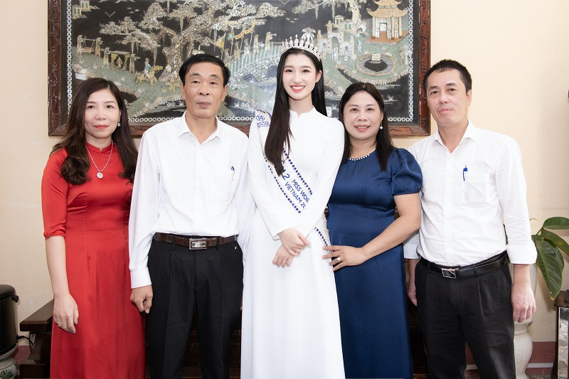 “Từ những ngày mới đặt bút đăng ký tham gia Miss World Vietnam cho tới khi đăng quang ngôi vị Á hậu 2, em đã luôn nhận được sự quan tâm và ủng hộ của các thầy cô. Những lời động viên của thầy cô là động lực cho em phấn đấu, nỗ lực trong suốt hành trình của mình. Em xin gửi lời cảm ơn tới thầy cô đã luôn hỗ trợ, dạy bảo em từ khi em còn là 1 cô học sinh cho tới ngày hôm nay trở về trường với tư cách là Á hậu. Cảm ơn Ban giám hiệu nhà trường cùng toàn thể các bạn học sinh đã chào đón Phương Nhi trở về trường một cách ấm áp như thế này”, Phương Nhi chia sẻ.