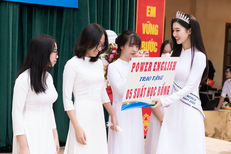 Tại đây, cô nàng đã tận tay trao 20 suất học bổng cho các học sinh có hoàn cảnh khó khăn và 5 suất học bổng tiếng Anh.