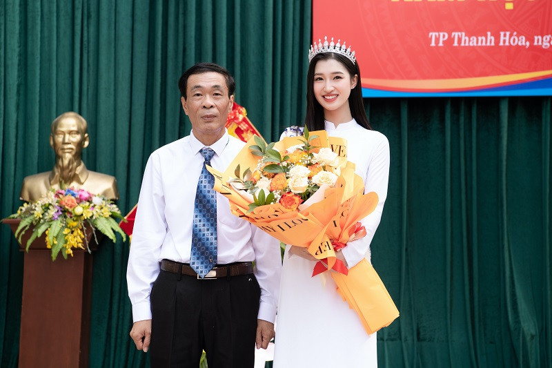 Cô nàng không quên gửi lời cảm ơn đến những tình cảm mà các thầy cô đã dành cho mình.