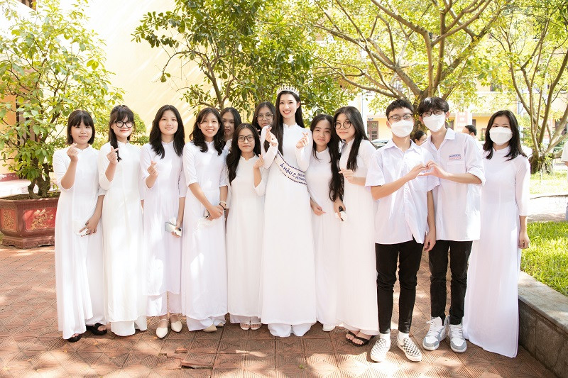 Hình ảnh tuyệt đẹp của Phương Nhi khi về thăm trường cũ.