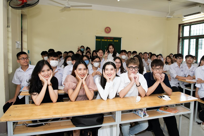 Có thể thấy, trong chuyến trở về thăm trường lần này, hình ảnh Á hậu Phương Nhi quây quần trong sự chào đón, yêu mến của các thầy cô, cũng như các em học sinh đã tạo nên những khoảnh khắc vô cùng gần gũi và đáng quý.