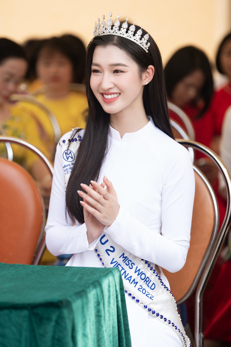 Ngày 5/9, Á hậu Phương Nhi đã có dịp trở về thăm ngôi trường cấp ba của mình sau hai năm tốt nghiệp. Đây cũng là lần đầu tiên cô nàng trở lại quê hương Thanh Hóa sau khi đăng quang ngôi vị Á hậu 2 Miss World Vietnam 2022.