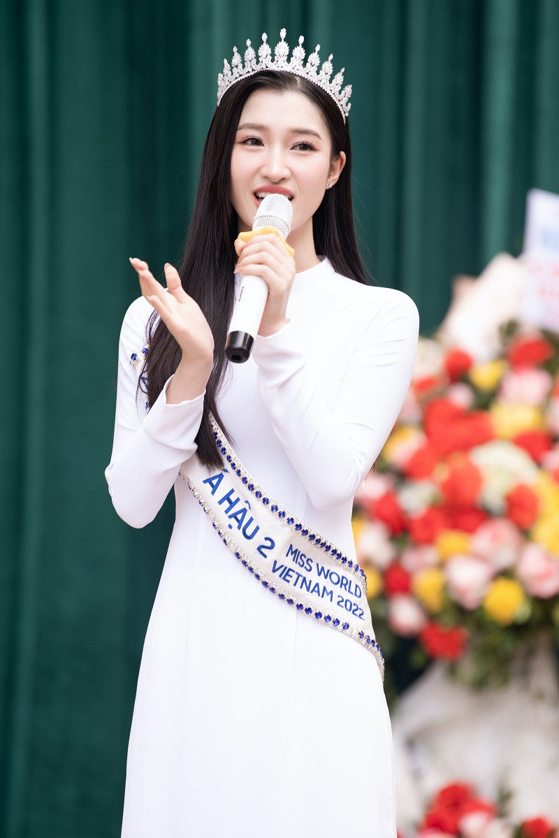 Tại buổi lễ, Á hậu Nguyễn Phương Nhi đã chia sẻ những cảm xúc của mình trong lần trở về thăm trường.