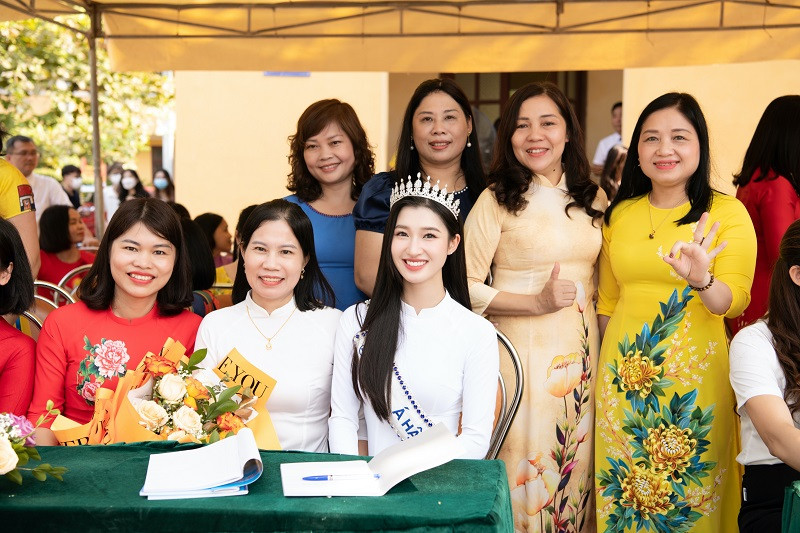 “Hôm nay Phương Nhi thật sự rất vui khi được quay trở về trường và nhận được sự đón tiếp nồng hậu của các thầy cô và các bạn học sinh. Khi vừa đặt chân quay trở về trường, gặp lại thầy cô sau 2 năm tốt nghiệp, nhớ lại những kỷ đẹp niệm thanh xuân của thời cấp 3 khiến Phương Nhi cảm giác như mình trở về nhà của mình vậy”, Phương Nhi bày tỏ.