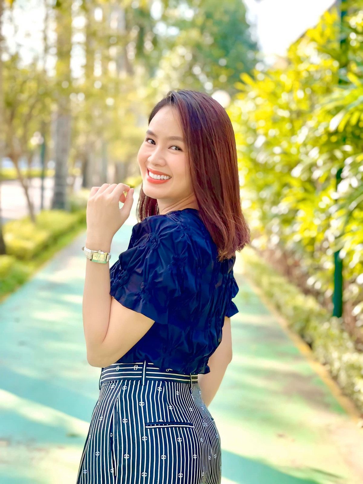 Trong phim "Hướng dương ngược nắng", Hồng Diễm đóng vai Minh Châu - cô tiểu thư cá tính, bên ngoài nhu mì nhưng bên trong lại cực kỳ nổi loạn. Đây cũng là vai diễn mới lạ của Hồng Diễm so với các vai hiền lành trước đây.