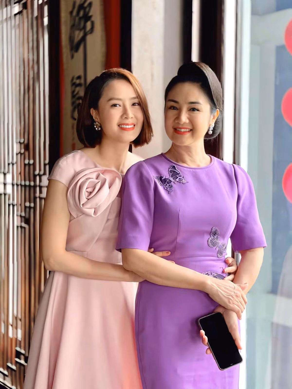 Chiến thắng của Hồng Diễm tại VTV Awards 2021 gây bất ngờ cho khán giả bởi trước đó, NSND Thu Hà được nhiều người dự đoán sẽ giành giải này.