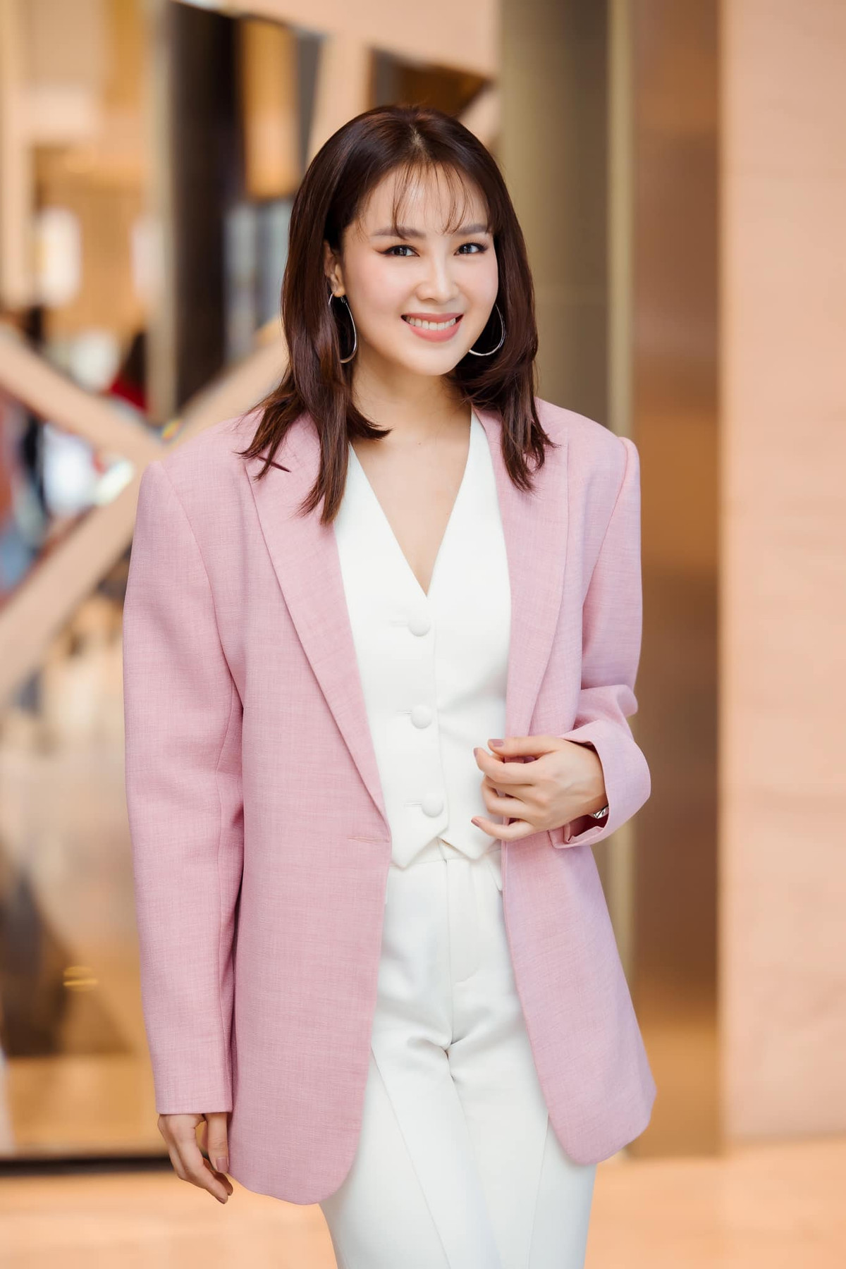 "Xin được trân trọng cảm ơn tình cảm của khán giả đã luôn yêu thương Diễm. Diễm chỉ biết nói rằng Diễm sẽ phải cố gắng hơn nữa, cống hiến hết mình hơn nữa để xứng đáng với những yêu thương mà mình nhận được. Xin được cảm ơn ê-kíp đoàn phim “Hướng dương ngược nắng”. Đặc biệt cảm ơn tới người truyền lửa - anh Đỗ Thanh Hải, vì những cơ hội làm nghề anh đã mang tới cho chúng em", Hồng Diễm bày tỏ.